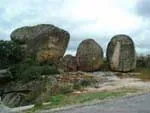 Afloramiento de bloques de granito junto a un camino