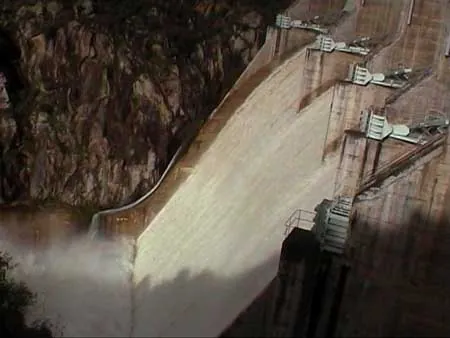Aliviadero de una presa con agua