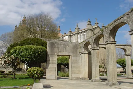 Arcos de piedra en unas ruinas