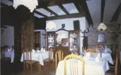 Comedor con mesas preparadas en la casa rural Marqués de la Liseda