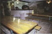 Mesa larga de madera en la casa rural Marqués de la Liseda