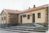 Edificio de piedra y ladrillo con escalinata, la casa rural Mesa del Conde