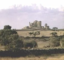 Ruinas del castillo de Amesmal sobre una llanura