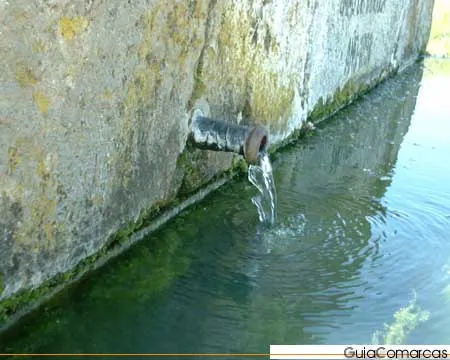 Chorro de agua que cae de una roca a un estanque