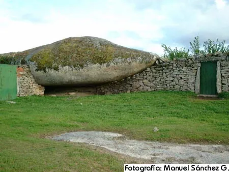 Construcción de piedra con tejado cubierto de hierba