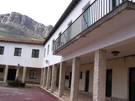 Edificio con galería y patio