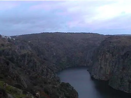 Embalse bajo un cielo nublado