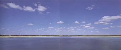 Superficie del embalse de Almendra bajo un cielo con nubes