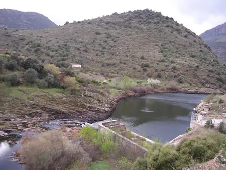 Embalse entre laderas
