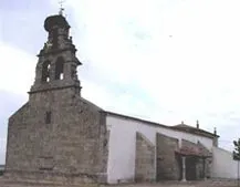 Iglesia de piedra con espadaña y pórtico