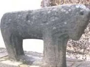 Escultura de granito con forma de animal, un verraco
