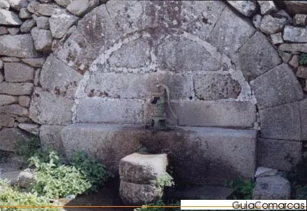 Fuente de piedra con frontal semicircular
