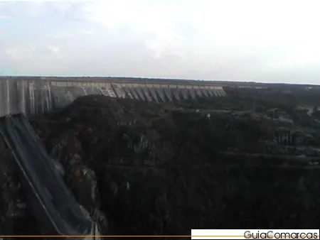 Muro de una presa sobre un barranco