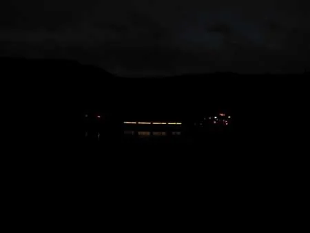 Paisaje nocturno con luces en la distancia