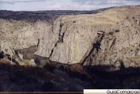 Paredes de roca junto a un embalse