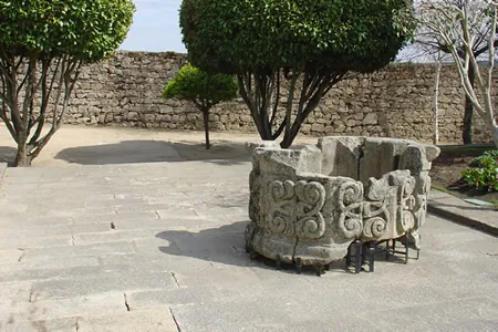 Patio con un pozo de piedra