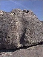 Roca con escalones tallados para subir a su parte superior