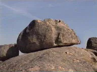 Gran bloque de granito apoyado sobre otras rocas, la piedra del Pendón