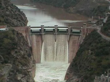 Presa con agua cayendo por las compuertas