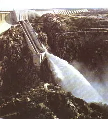 Agua saliendo con fuerza por los aliviaderos de la presa