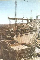 Obras del dique central de la presa con grúas
