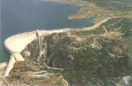 Presa de Almendra y su embalse vistos desde el aire