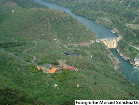Presa vista desde lo alto de un valle