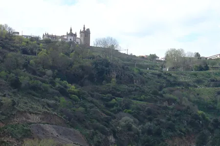 Pueblo en lo alto de una colina