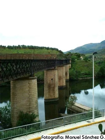 Puente metálico sobre un río