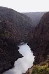 Río encajado entre paredes rocosas en los Arribes del Duero
