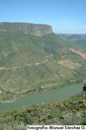 Río en un valle con una meseta al fondo