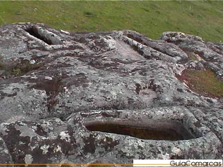 Roca de granito con una cavidad tallada