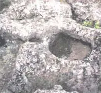 Roca de granito con una cavidad excavada