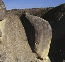 Grandes bloques de granito entre paredes de roca, en la ruta Castillo Romero