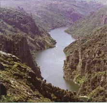 Río encajado entre laderas, en la ruta Fariza-Ermita de Nuestra Señora del Castillo
