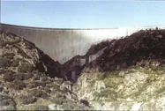 Muro de una presa sobre un barranco, ruta del embalse de Almendra en Fermoselle