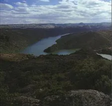 Embalse entre laderas arboladas, en la ruta Fermoselle-Las Escaleras