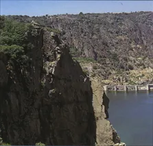Roquedo sobre un embalse, en la ruta Fornillos-La Mayaína