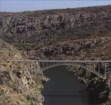 Puente sobre el río, visto desde un mirador, en la ruta Miradores sobre el Puente Requejo
