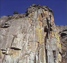 Pared de roca estratificada, en la ruta Peña del Dos, en Torregamones