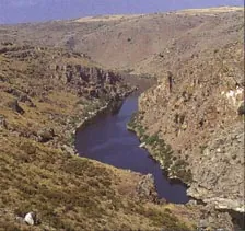 Río encajado entre paredes rocosas, en la ruta Pereruela-Aceña de Pizarro