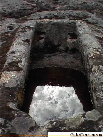 Sepultura excavada en la roca con el cielo al fondo
