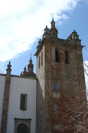 Torre de una iglesia con campanario